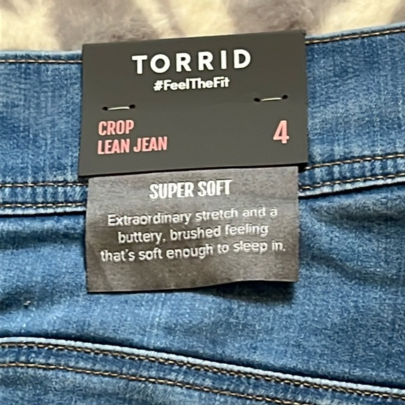 NWT Torrid Blue  Jeans - crop lean super soft “feel the fit” Sz Torrid 4 (26/4X) - Picture 2 of 14